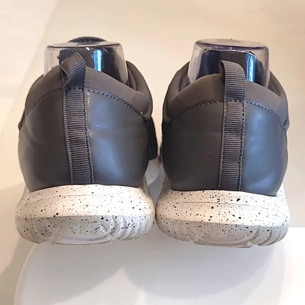 Clarks Nova Step Sneaker Pull On Moisture Wicking Bungee Laces Stretchy Low Top